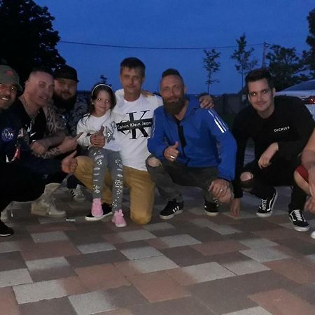 Szerencsecsillag Vendeghaz Hotell Kiskoros Exteriör bild
